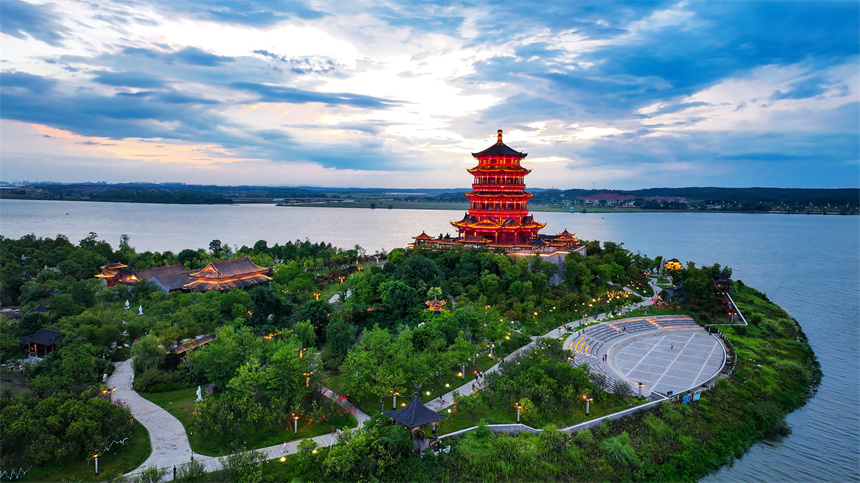 進士文化園燈光璀璨。