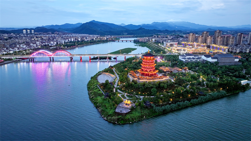 進士文化園燈光璀璨。