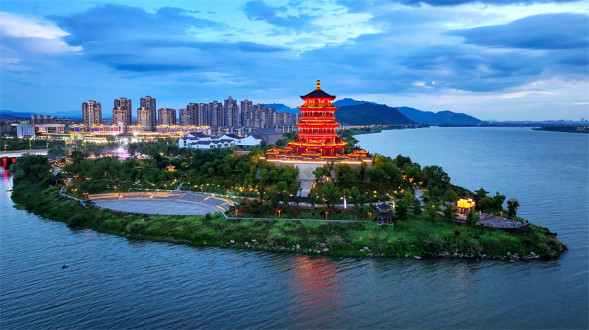 進士文化園燈光璀璨。