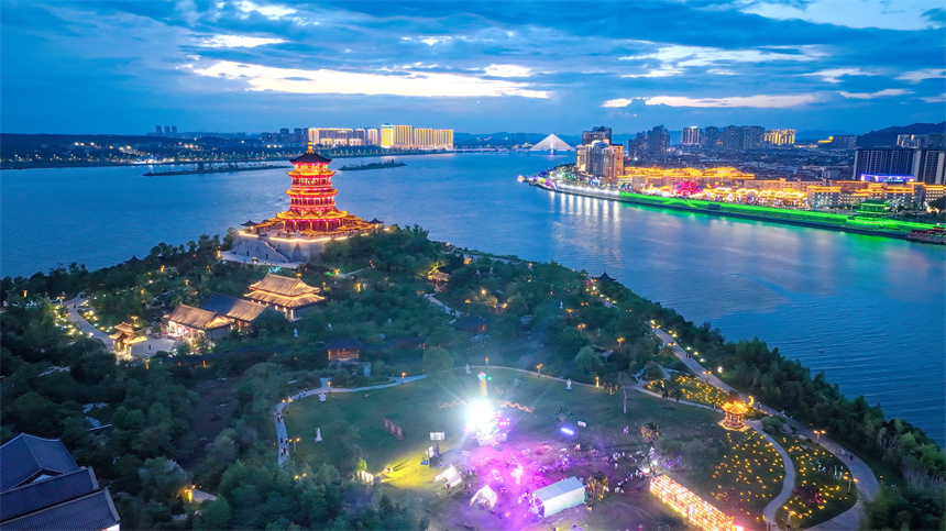 進士文化園燈光璀璨。