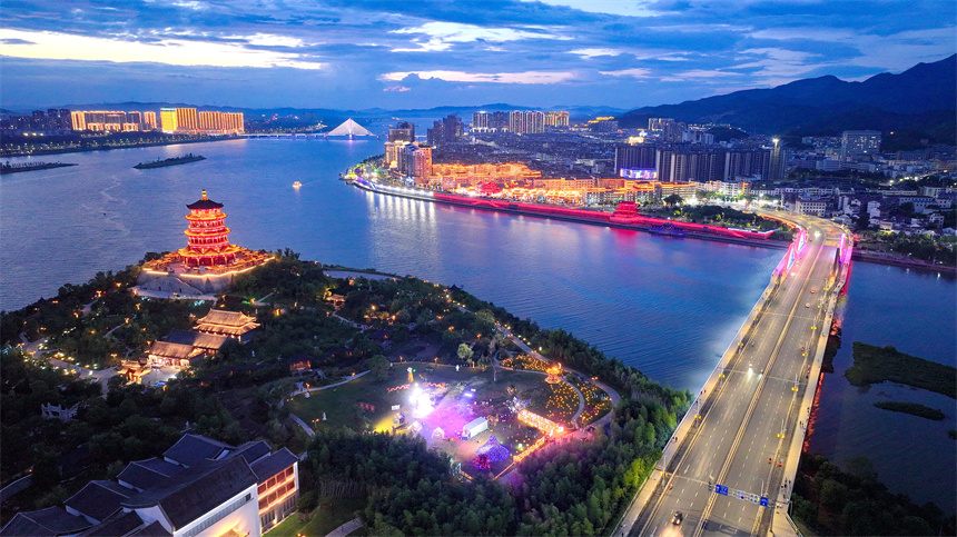 進士文化園燈光璀璨。