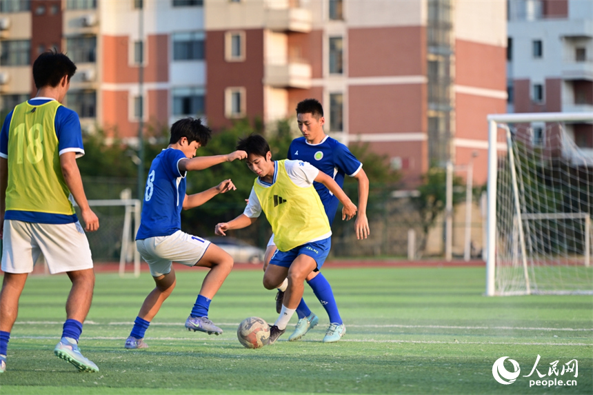 “贛超”揭幕戰將于7月12日晚舉行，南昌隊的隊員們正在綠茵場上加緊訓練。人民網記者 時雨攝