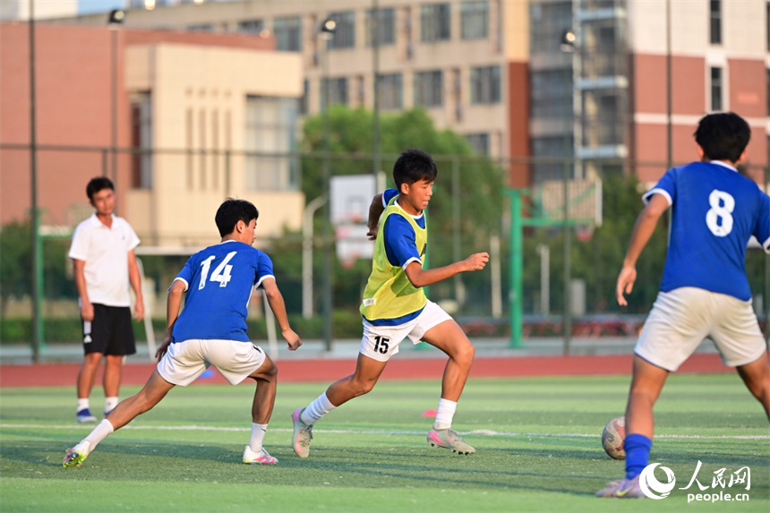 “贛超”揭幕戰將于7月12日晚舉行，南昌隊的隊員們正在綠茵場上加緊訓練。人民網記者 時雨攝