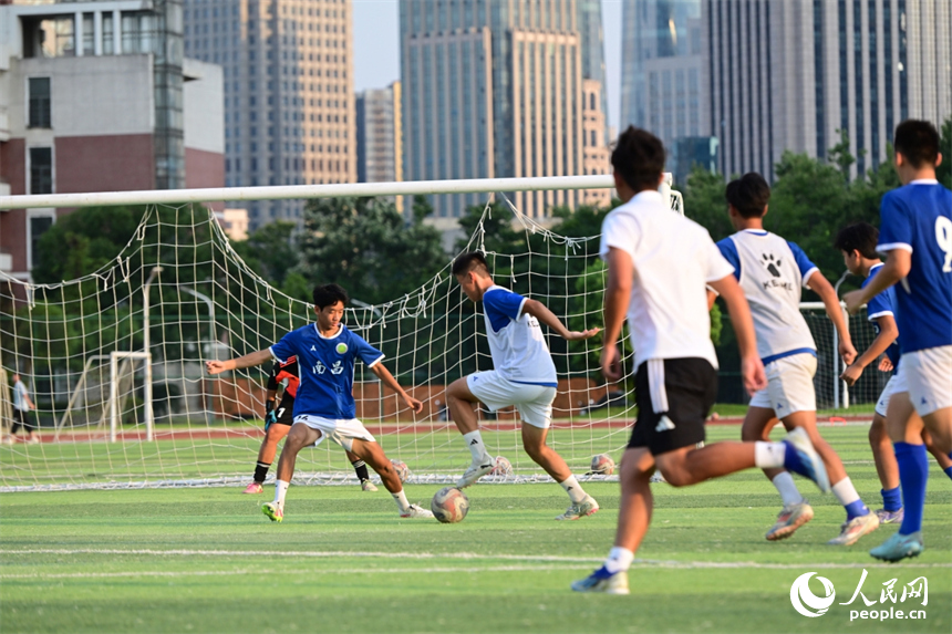 “贛超”揭幕戰將于7月12日晚舉行，南昌隊的隊員們正在綠茵場上加緊訓練。人民網記者 時雨攝