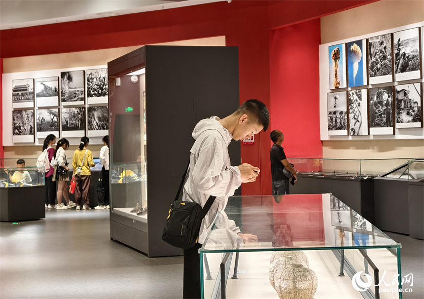 暑假期間，學生們走進南昌軍事主題公園輕武器館參觀，學習國防知識，感受軍事科技的魅力。人民網記者 時雨攝