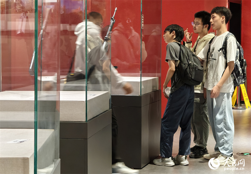 暑假期間，學生們走進南昌軍事主題公園輕武器館參觀，學習國防知識，感受軍事科技的魅力。人民網記者 時雨攝