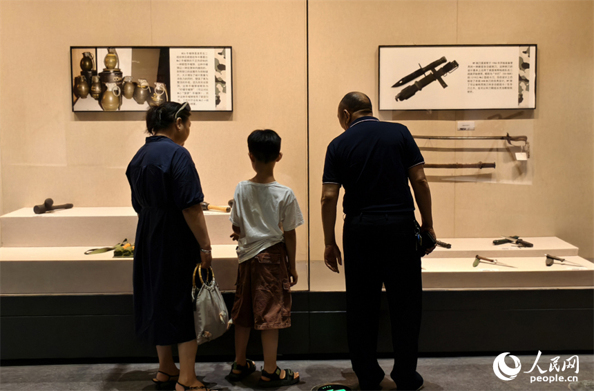 暑假期間，學生們走進南昌軍事主題公園輕武器館參觀，學習國防知識，感受軍事科技的魅力。人民網記者 時雨攝
