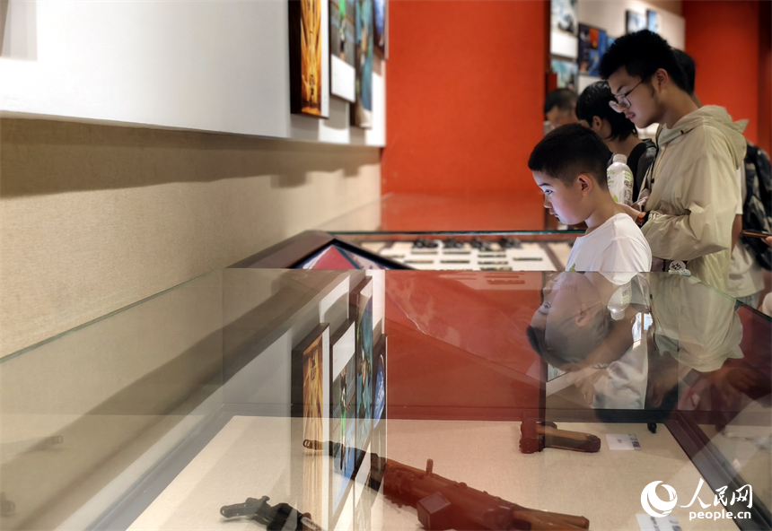 暑假期間，學生們走進南昌軍事主題公園輕武器館參觀，學習國防知識，感受軍事科技的魅力。人民網記者 時雨攝