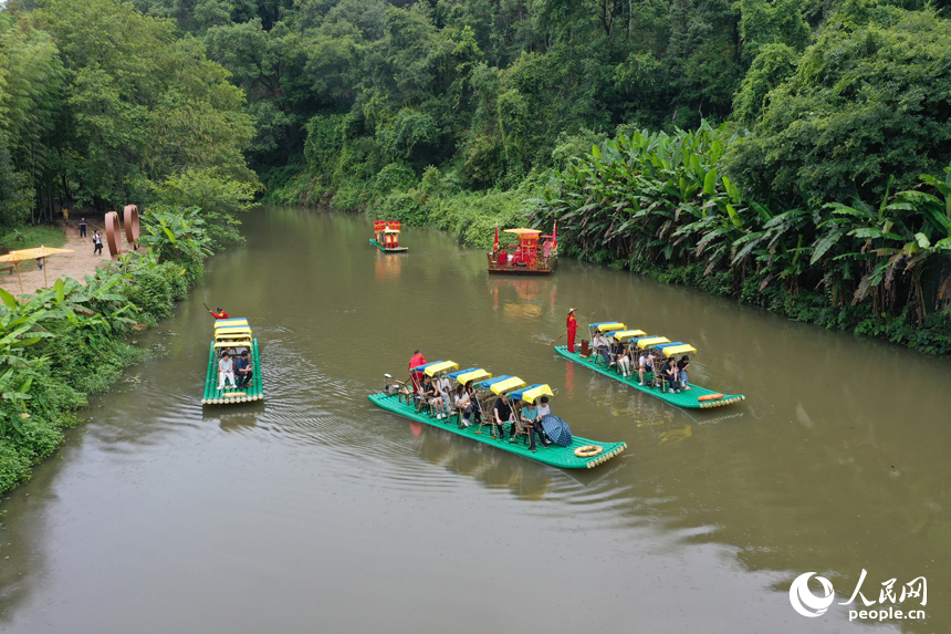 廣昌縣楊溪鄉撫河源的河道里游客們乘坐竹筏，享受盛夏里的清涼和愜意。人民網記者 時雨攝