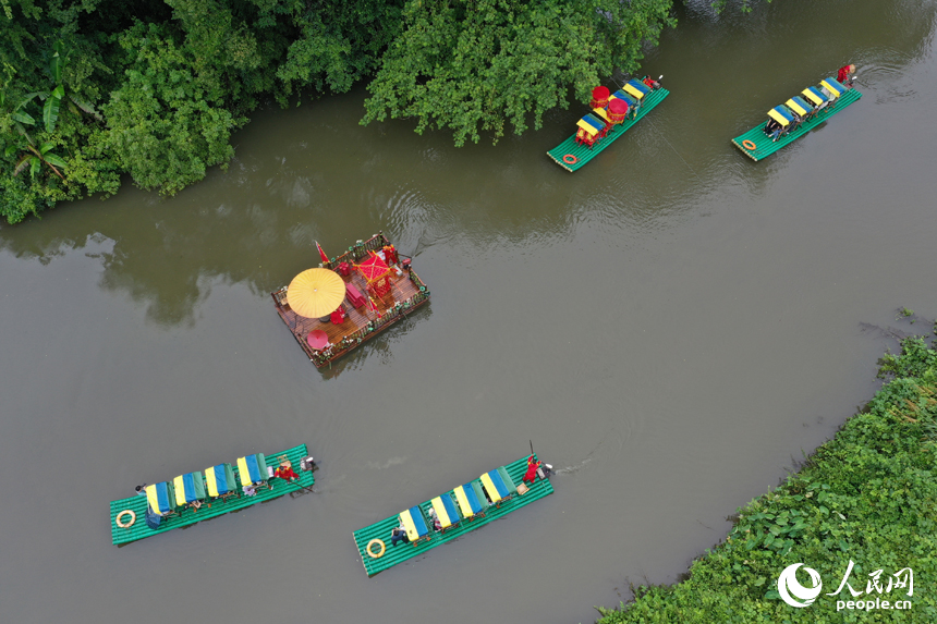 廣昌縣楊溪鄉撫河源的河道里游客們乘坐竹筏，享受盛夏里的清涼和愜意。人民網記者 時雨攝