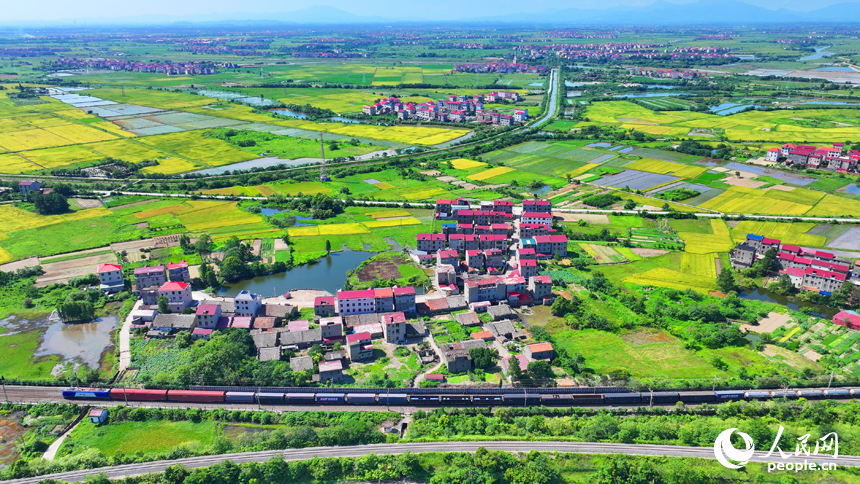 豐城市拖船鎮松湖村，公路、鐵路與周邊鄉村田園、房屋相映成景。人民網 朱海鵬攝