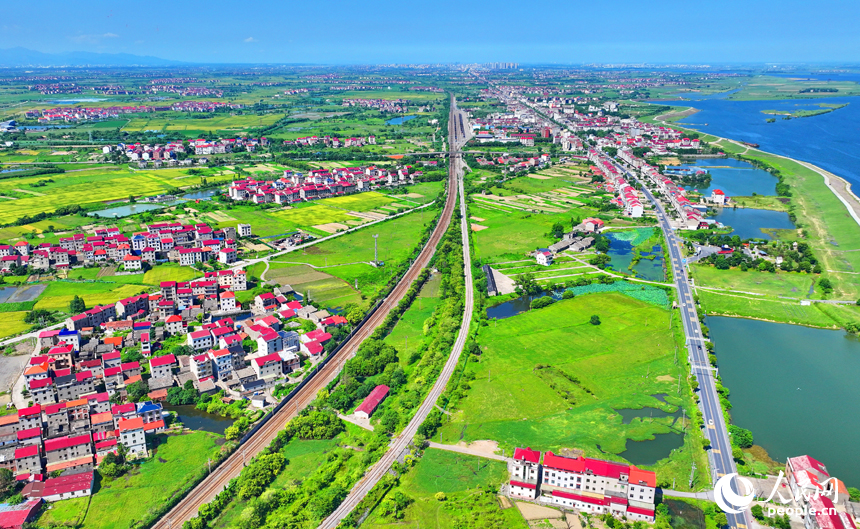豐城市拖船鎮松湖村，公路、鐵路與周邊鄉村田園、房屋相映成景。人民網 朱海鵬攝