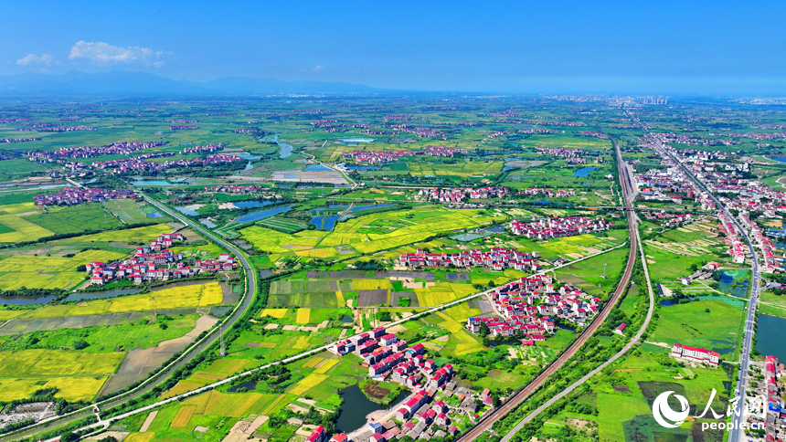 豐城市拖船鎮松湖村，公路、鐵路與周邊鄉村田園、房屋相映成景。人民網 朱海鵬攝