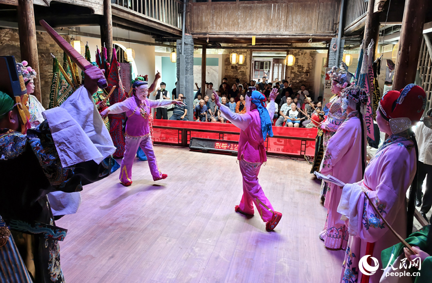 孟戲在甘竹老街上演，吸引戲迷觀賞。人民網記者 時雨攝