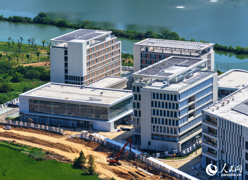 南昌瑤湖科學島一期項目——南昌實驗室建設現場，項目整體形象已初步顯現。人民網記者 毛思遠攝