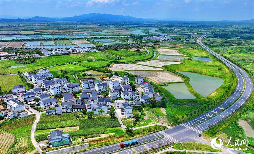 九江市彭澤縣馬當鎮青山村，蜿蜒的農村公路與村莊、田園相映成景。人民網 朱海鵬攝