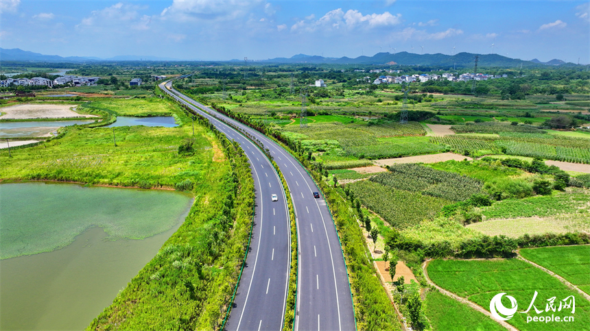 九江市彭澤縣馬當鎮青山村，蜿蜒的農村公路與村莊、田園相映成景。人民網 朱海鵬攝