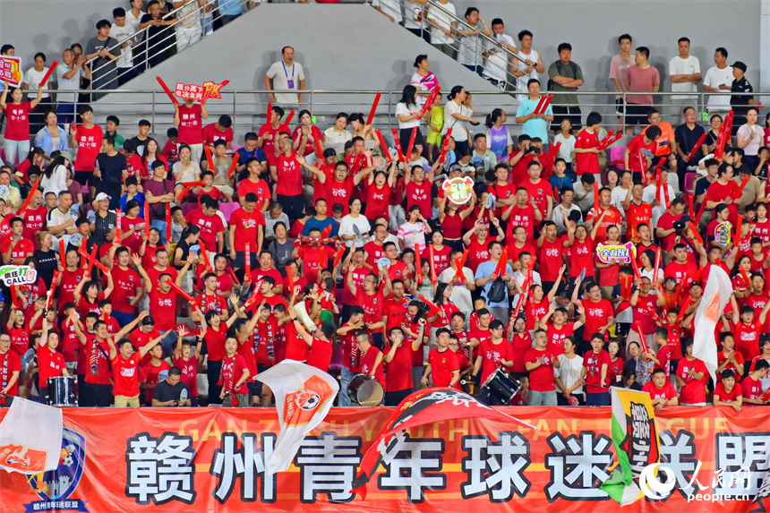 在贛州市全民健身中心舉行的“贛超”第二輪比賽吸引數萬人到場觀看。人民網 朱海鵬攝