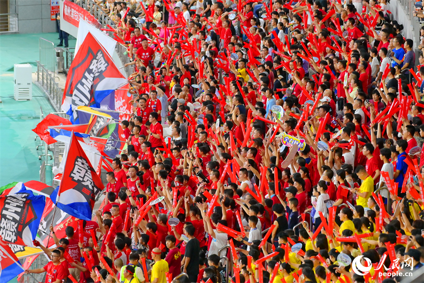 在贛州市全民健身中心舉行的“贛超”第二輪比賽吸引數萬人到場觀看。人民網 朱海鵬攝