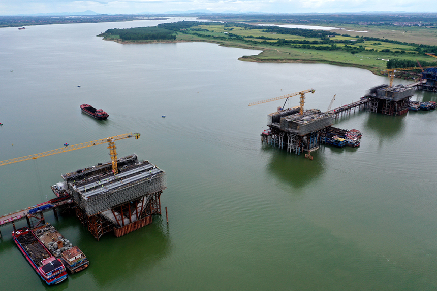 建設中的昌南大橋。人民網記者 時雨攝