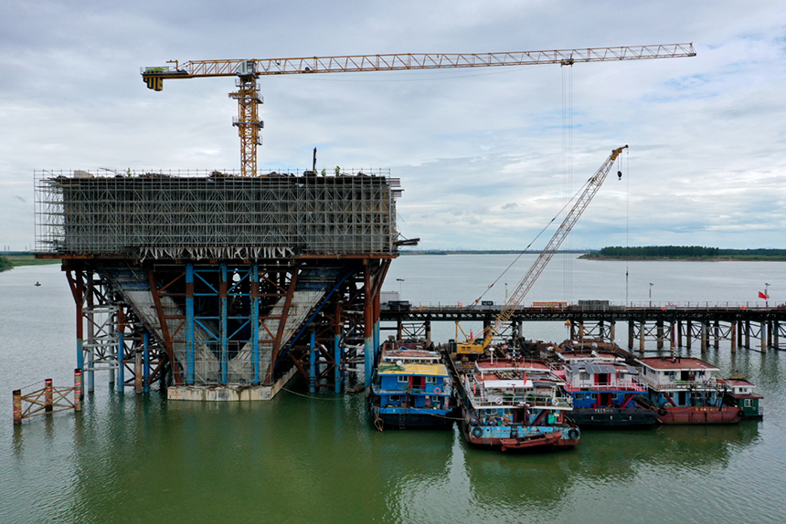 昌南大橋最大V型主墩澆筑完成。人民網記者 時雨攝