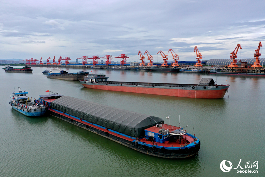 姚灣綜合碼頭的水域上，裝載貨物的貨船有序停泊等待靠港卸貨。人民網記者 時雨攝