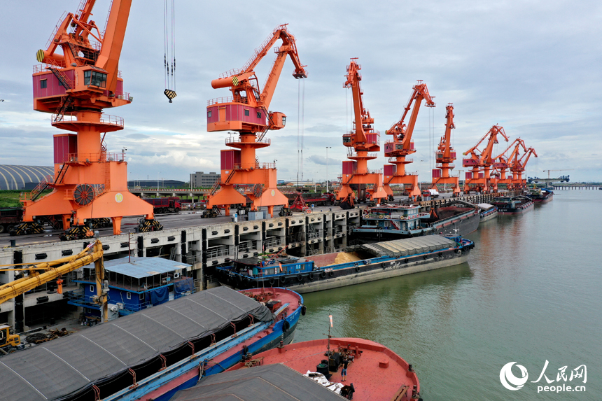 贛江南昌縣水域的姚灣綜合碼頭上，龍門吊正在裝卸貨船上的貨物。人民網記者 時雨攝