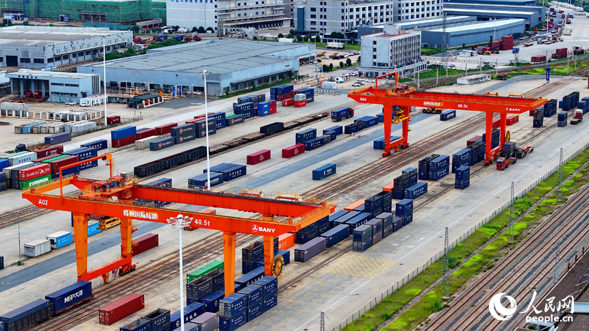位于贛州市南康區的贛州國際陸港，進口木材和出口家具貨物集裝箱吊裝作業快速有序進行。人民網 朱海鵬攝