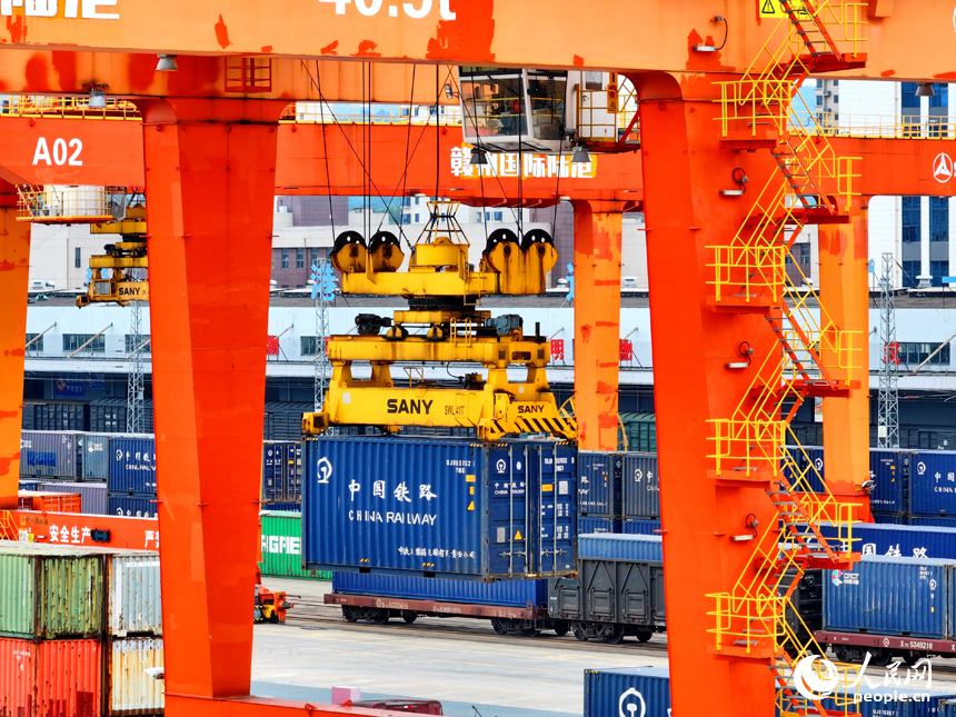 位于贛州市南康區的贛州國際陸港，進口木材和出口家具貨物集裝箱吊裝作業快速有序進行。人民網 朱海鵬攝