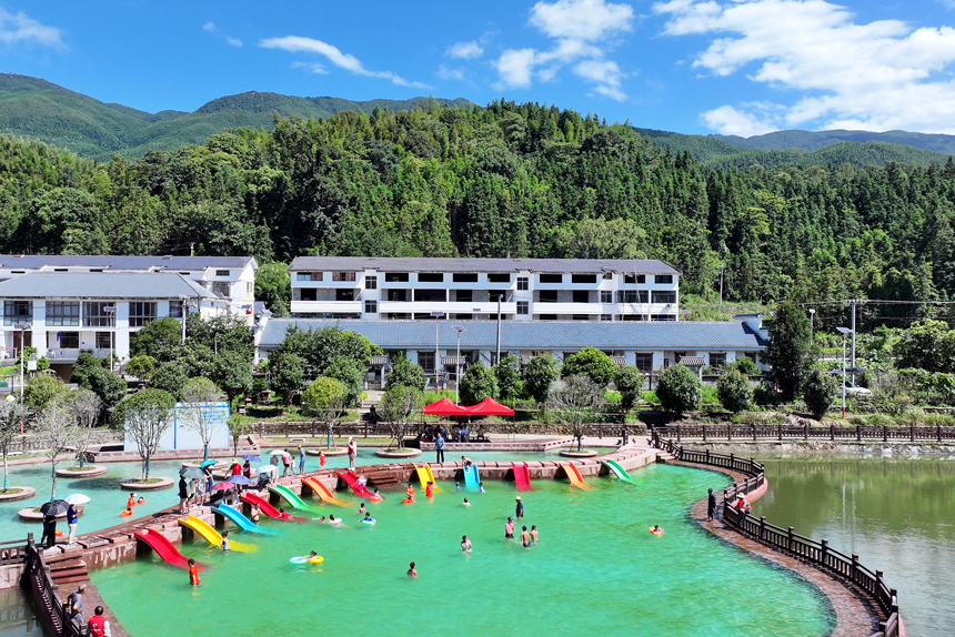 宜豐縣黃墾鎮九嶺村源泉游泳池，孩子們在戲水消暑，樂享清涼。何賤來攝