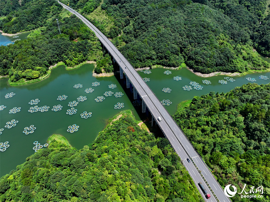 贛州市尋烏縣三標鄉東江源村，尋全高速車輛穿村而過，群山碧水與藍天白云相映襯，構成一幅水清岸綠景美的生態畫卷。人民網 朱海鵬攝