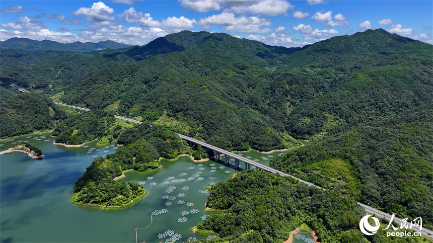 贛州市尋烏縣三標鄉東江源村，尋全高速車輛穿村而過，群山碧水與藍天白云相映襯，構成一幅水清岸綠景美的生態畫卷。人民網 朱海鵬攝