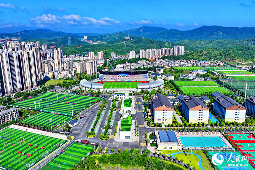 江西定南（國家）青少年足球訓練中心，各地前來參加夏季訓練營的足球小將們在場上訓練、比賽。人民網 朱海鵬攝