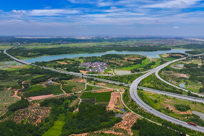 江西省撫州市臨川區嵩湖鄉境內的撫州東外環高速與撫吉高速樞紐四通八達。郭昊攝