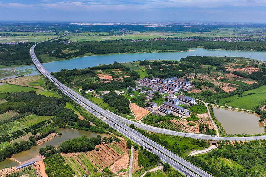 江西省撫州市臨川區嵩湖鄉境內的撫州東外環高速與撫吉高速樞紐四通八達。郭昊攝