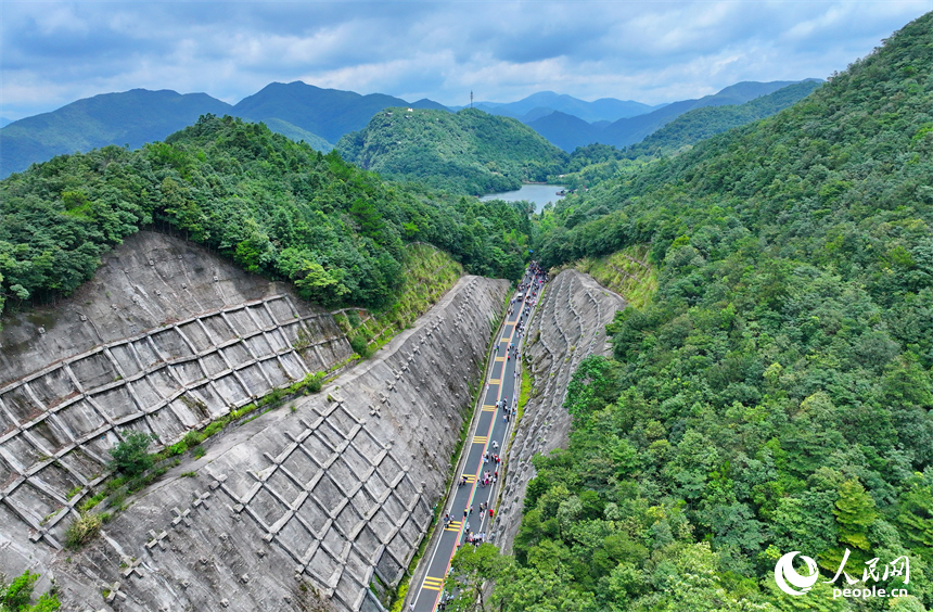 贛州市安遠縣三百山，許多游客搭乘纜車前來景區游玩。人民網 朱海鵬攝