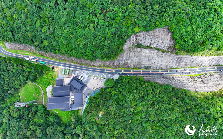 贛州市安遠縣三百山，許多游客搭乘纜車前來景區游玩。人民網 朱海鵬攝