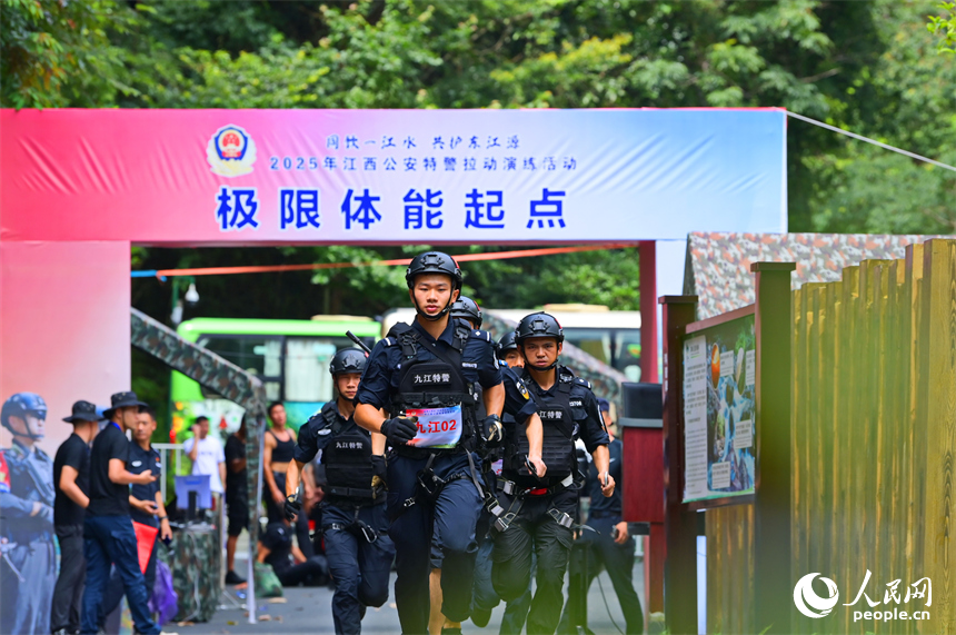 贛州市安遠縣三百山，公安特警在進行實戰化拉動演練。人民網 朱海鵬攝