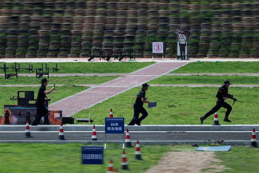 贛州市安遠縣，公安特警在進行“虔鋒突擊”綜合演練。安萱攝