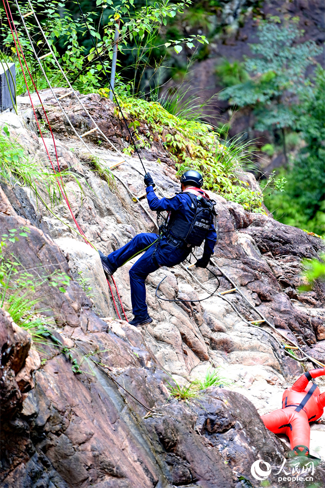 贛州市安遠縣三百山，公安特警在進行實戰化拉動演練。人民網 朱海鵬攝