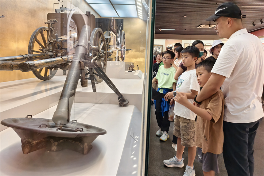 “八一”建軍節臨近，游客們走進南昌八一起義紀念館參觀。人民網記者 時雨攝
