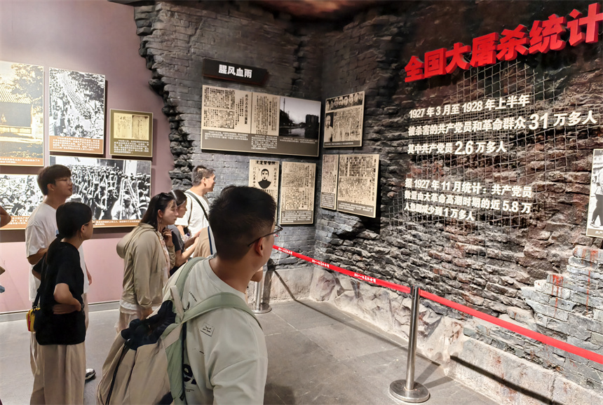 “八一”建軍節臨近，游客們走進南昌八一起義紀念館參觀。人民網記者 時雨攝