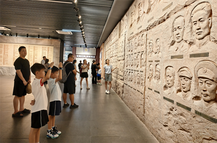 兩位小游客在向英烈雕像敬禮。人民網記者 時雨攝
