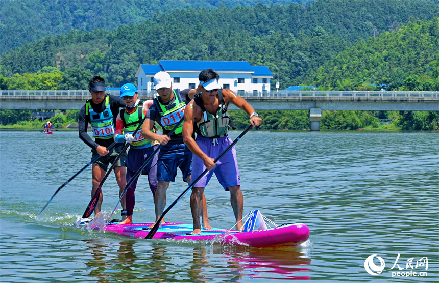 贛州市崇義縣過埠鎮的贛州小漓江，許多槳板運動愛好者在水上劃行競技。人民網 朱海鵬攝