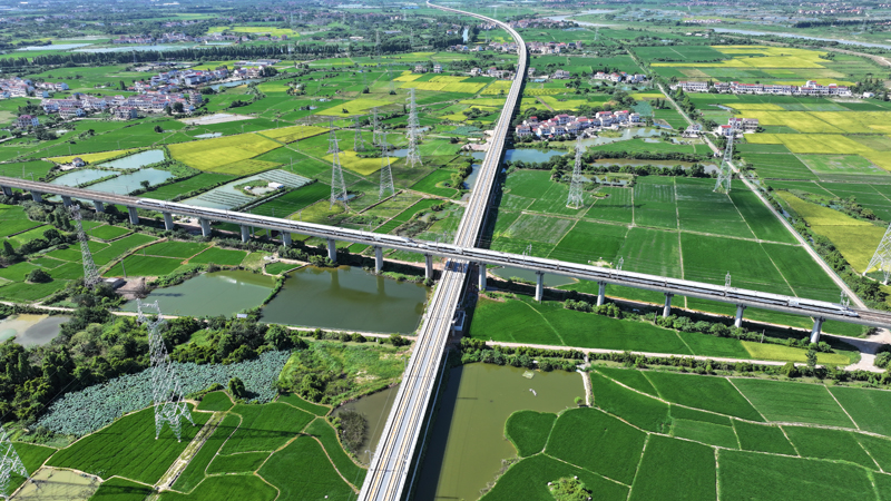 7月29日，一列動車從昌九高鐵與滬昆高鐵交匯處駛過。史俊男攝