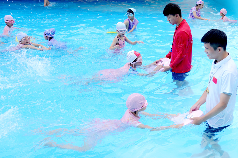 孩子們在游泳教練的指導下學習游泳技能。陳旗海攝