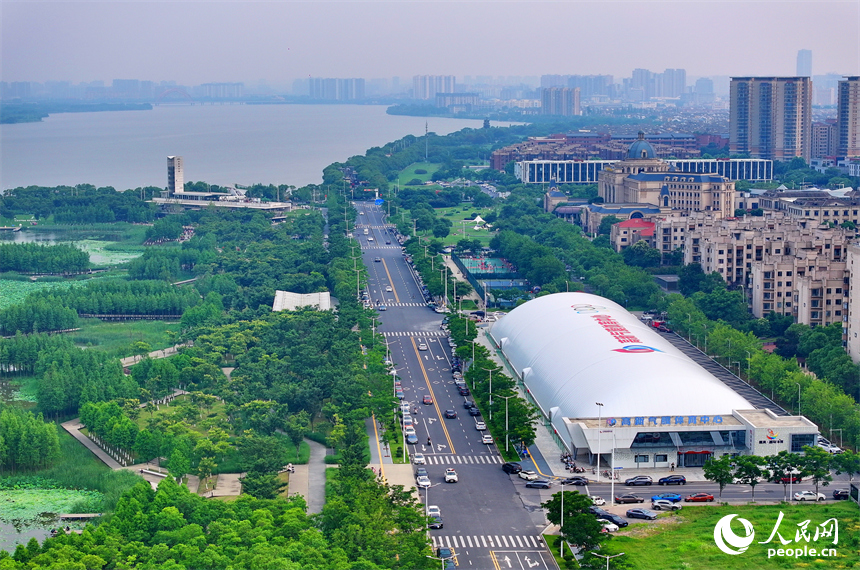 南昌高新區氣膜體育中心室外球場，市民在打網球、打籃球，享受運動健身的樂趣。人民網 朱海鵬攝