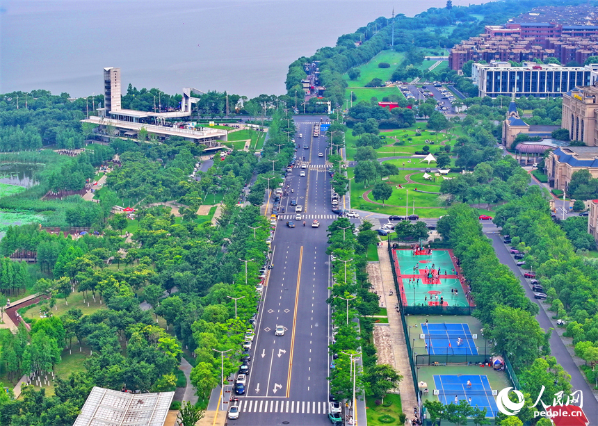 南昌高新區氣膜體育中心室外球場，市民在打網球、打籃球，享受運動健身的樂趣。人民網 朱海鵬攝