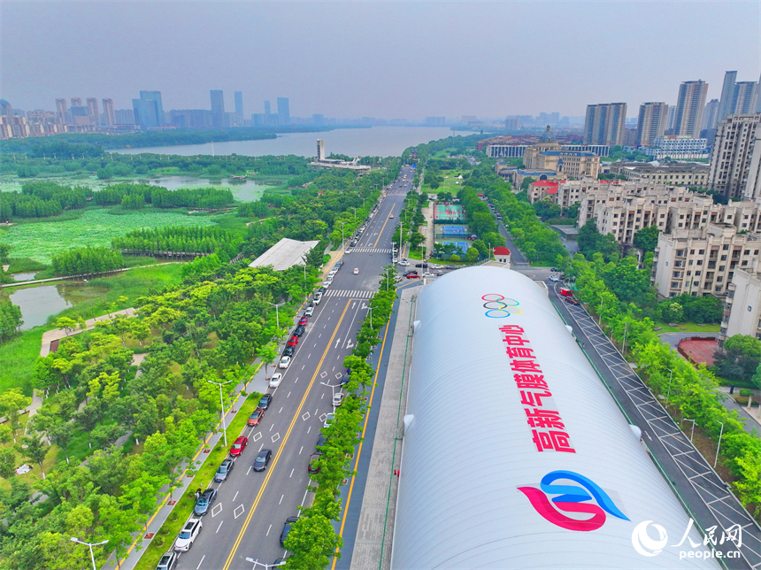 南昌高新區氣膜體育中心室外球場，市民在打網球、打籃球，享受運動健身的樂趣。人民網 朱海鵬攝