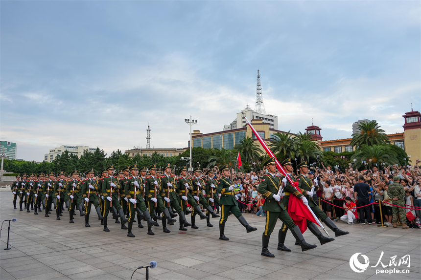 國旗護衛隊邁著堅定步伐走過八一廣場。人民網 涂詩軒攝